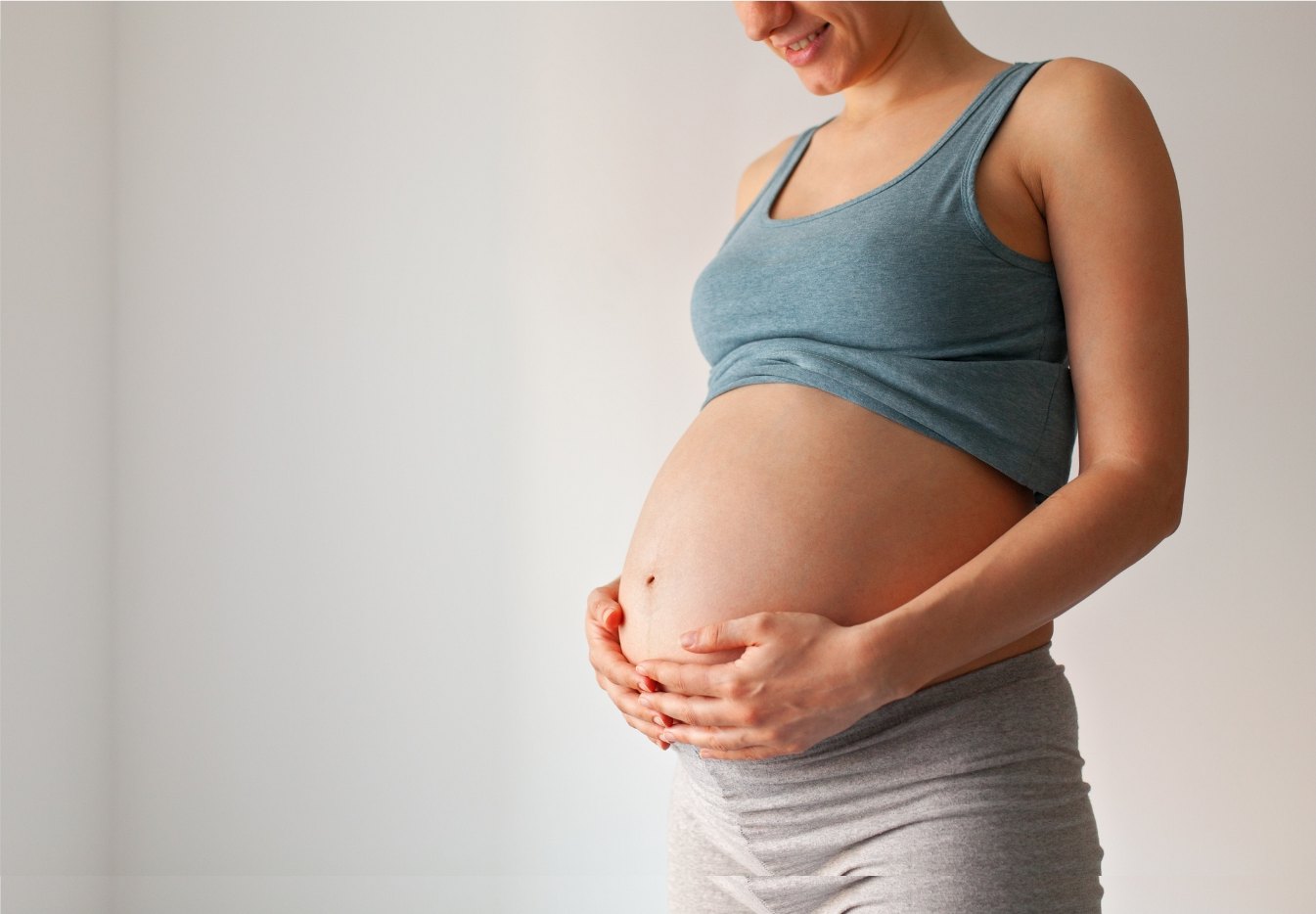 Gravid kvinna håller om magen